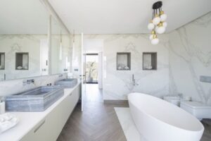 como-limpiar-los-azulejos-de-marmol-del-bano